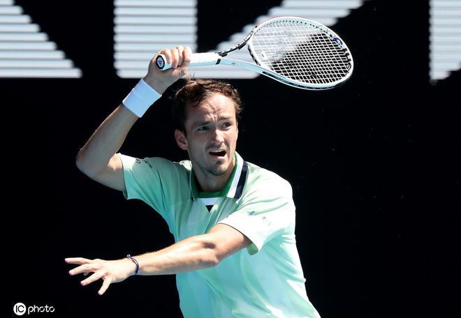 中找到足球 中找到足球